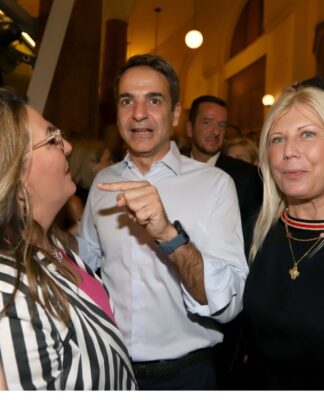 Selfies, χειραψίες και… καρφί με "χαμόγελο" για Τσίπρα στην βόλτα του Μητσοτάκη στην Θεσσαλονίκη.
