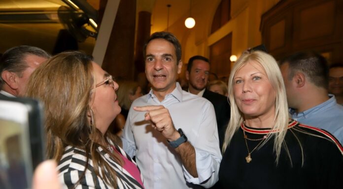 Selfies, χειραψίες και… καρφί με "χαμόγελο" για Τσίπρα στην βόλτα του Μητσοτάκη στην Θεσσαλονίκη.