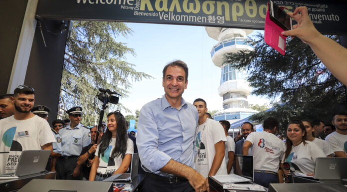 Κυριάκος Μητσοτάκης: Καρέ καρέ η βόλτα στα περίπτερα της ΔΕΘ – Οι selfies, τα τσίπουρα και το σύνθημα «Μπορούμε»