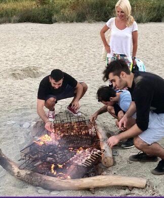 Μενεγάκη-Παντζόπουλος: Οι νέες φωτό από το μπάρμπεκιου για φίλους στα Άχλα της Άνδρου