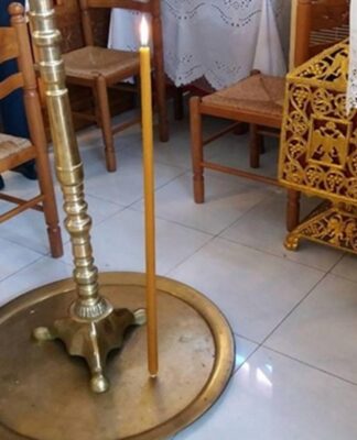 Λήμνος: Η λαμπάδα που έπεσε και στάθηκε όρθια σε εκκλησία μέχρι το τέλος της λειτουργίας – Το τάμα στην Παναγία