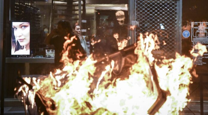 Παύλος Φύσσας: Επεισόδια στο κέντρο του Πειραιά αμαύρωσαν την πορεία στη μνήμη του – Video