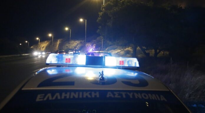 Πάτρα: Άνδρας σε αμόκ δεν άφησε μηχανάκι και κάδο όρθιο.