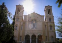 «Ντου» ο Ρουβίκωνας, «παραλίγο καρδιακό οι ηλικιωμένες γυναίκες». Τι λέει ο εφημέριος του Ναού στο