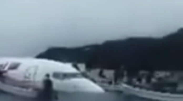 Τρόμος στον αέρα. Δεν κατάφερε να σταματήσει το αεροπλάνο και βυθίστηκαν σε λιμνοθάλασσα – video