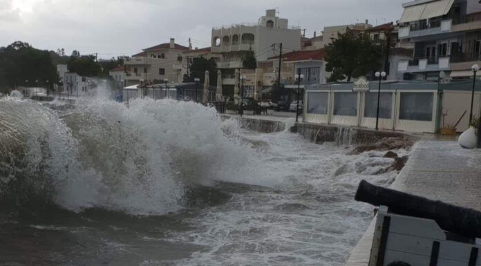 Αργολίδα: Τεράστια κύματα στην Ερμιόνη – Σκοτείνιασε ο ουρανός και οι άνεμοι έγιναν θυελλώδεις