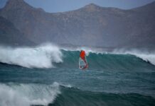 Χανιά: Κάνουν σέρφινγκ και χάνονται στα κύματα – Στους… ρυθμούς του "Ζορμπά" και στα Φαλάσαρνα