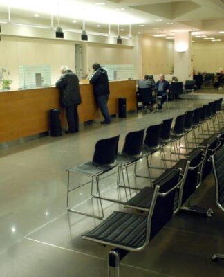 Τράπεζες: Μειώσεις σε προσωπικό, έξοδα και καταστήματα