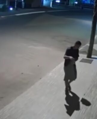 Συγκλονίζει η πράξη ενός άνδρα: Σκέπασε αδέσποτο σκύλο στον δρόμο