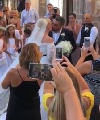 Παντρεύτηκαν Μουτάφη – Νιφλής στη Σαντορίνη (φωτο)