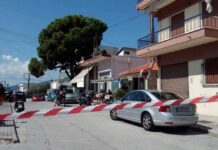Φρίκη στην Καβάλα: Έσφαξε τον παππού και την κατάκοιτη γιαγιά του και έκατσε σε ένα παγκάκι