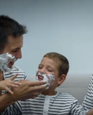 To νέο πρόγραμμα του ΑΝΤ1 δείχνει ότι είναι φυσιολογικό ένα παιδί να έχει δυο γκέι μπαμπάδες