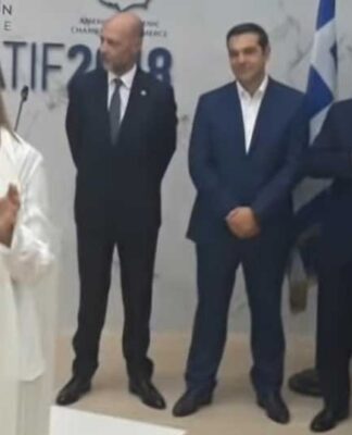 Έκαναν παρατήρηση στον Τσίπρα για τη στάση του στον Εθνικό Ύμνο