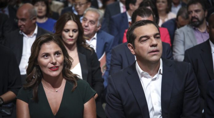 ΔΕΘ 2018: Με σικ εμφάνιση η Μπέτυ Μπαζιάνα στο πλευρό του Τσίπρα –
