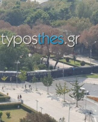 Μια φωτογραφία 1.000 λέξεις: Το «τείχος» από κλούβες των ΜΑΤ στη Θεσσαλονίκη