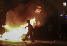 Συγκλονίζει ο Τάσος Ασλανίδης για την επίθεση από άνδρες των ΜΑΤ. "Με έπιασε από τον λαιμό"