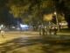Θεσσαλονικιός κάνει χαλαρά ποδήλατο μπροστά στα ΜΑΤ στα επεισόδια του Σαββάτου