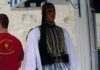 Σκοπιανός ποζάρει πίσω από εύζωνα φορώντας τη μπλούζα της «Μεγάλης Μακεδονίας»