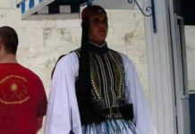 Σκοπιανός ποζάρει πίσω από εύζωνα φορώντας τη μπλούζα της «Μεγάλης Μακεδονίας»
