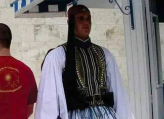 Σκοπιανός ποζάρει πίσω από εύζωνα φορώντας τη μπλούζα της «Μεγάλης Μακεδονίας»
