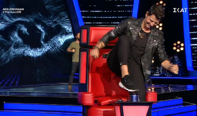 The Voice: Κόλλησε η καρέκλα του και… κοπανούσε το κουμπί ξανά και ξανά!