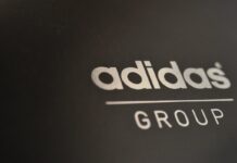 Adidas: Αποσύρει επικίνδυνα παιδικά μαγιό – Τι πρέπει να κάνουν οι γονείς