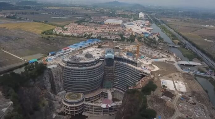 Αρχιτεκτονικό θαύμα με θέα στον «κάτω κόσμο»