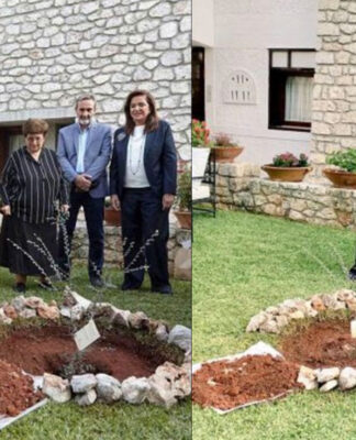 Μια αμπελιτσιά φύτεψε στη μνήμη του Κωνσταντίνου πρωθυπουργού η οικογένεια Μητσοτάκη