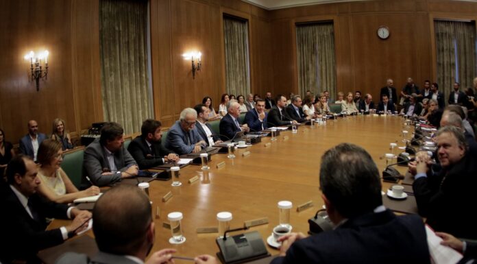 Απανωτά “χτυπήματα” της ελληνικής κυβέρνησης μετά την ψηφοφορία στα Σκόπια
