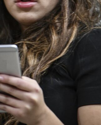 Μιλούσαν στο κινητό τηλέφωνο τη στιγμή που δεν έπρεπε – Έπεσαν βροχή τα πρόστιμα