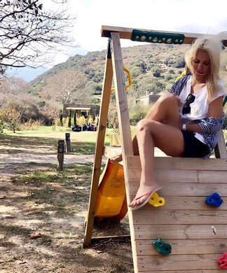 Ελένη: Η νέα φωτό από τα Άχλα, οι ελιές, η στάμπα στο μπλουζάκι της και η… Μαρίνα