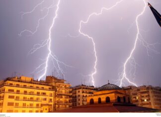 Καιρός: Τρομακτικός Ορέστης. 20.000 κεραυνοί μέσα σε λίγα 24ωρα
