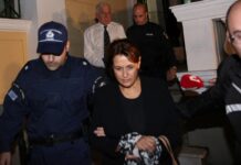 "Το δόγμα Πολάκη εφαρμόζεται γενικά". Με "κρυμμένες" χειροπέδες το ζεύγος Παπαντωνίου μετά την προφυλάκιση