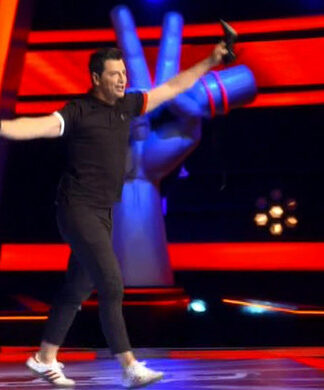 The Voice: Η διαγωνιζόμενη έδωσε στον Σάκη τα παπούτσια στο χέρι- Δείτε τι συνέβη