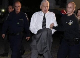 Φανερά σοκαρισμένος στο δρόμο για τη φυλακή ο Γιάννος Παπαντωνίου