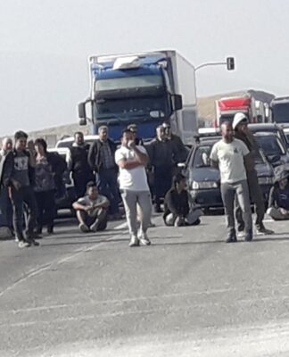 Μετανάστες έκλεισαν το δρόμο στην εθνική οδό Λάρισας Τρικάλων