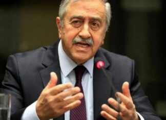 Ορθώνει ανάστημα ο Ακιντζί. Ξέκοψε στον Τσαβούσογλου ως μόνη λύση την Ομοσπονδία για την Κύπρο.