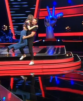 The Voice: Κόντεψε να σωριαστεί στο πλατό με την αγκαλιά και τα φιλιά του Σάκη