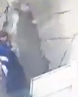 Τρομακτικό βίντεο. Πεζοδρόμιο ανοίγει και "καταπίνει" δύο γυναίκες