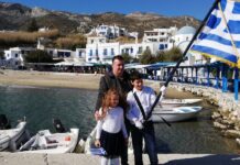 Νάξος: Οι δύο και μοναδικοί μαθητές που κράτησαν ψηλά τη γαλανόλευκη σημαία στην παρέλαση