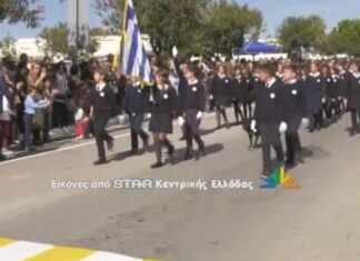 Χαλκίδα: Ο απίστευτος σκύλος που κράτησε σταθερό βηματισμό κατά τη διάρκεια της παρέλασης – video