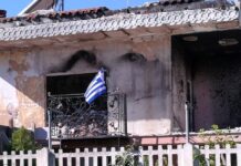 Ύψωσε την ελληνική σημαία στο καμένο σπίτι της στο Μάτι για την 28η Οκτωβρίου