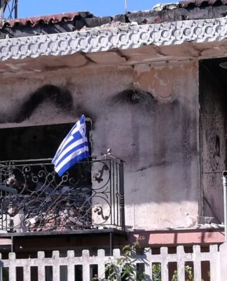 Ύψωσε την ελληνική σημαία στο καμένο σπίτι της στο Μάτι για την 28η Οκτωβρίου
