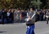 Μυτιλήνη: Συγκίνησε η παρέλαση ενός νεογέννητου – Δείτε τον λεβέντη πατέρα με το νεογνό του σε μάρσιπο