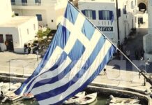 Πάρος: Μια τεράστια ελληνική σημαία σκέπασε το λιμάνι της Αλυκής.