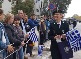 Χιλιάδες δωρεάν ελληνικές σημαίες μοίρασε το προσωπικό του Στρατού στα παιδιά