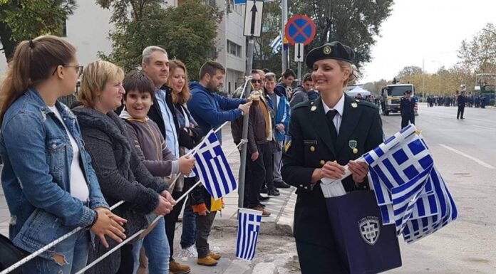 Χιλιάδες δωρεάν ελληνικές σημαίες μοίρασε το προσωπικό του Στρατού στα παιδιά