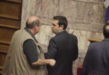 Αγκαλιά Τσίπρας και Φίλης – Η ατάκα που άφησε άφωνους τους δημοσιογράφους
