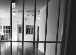 Εκατοντάδες ασυνόδευτοι ανήλικοι πρόσφυγες σε κρατητήρια ελλείψει θέσεων σε δομές φιλοξενίας