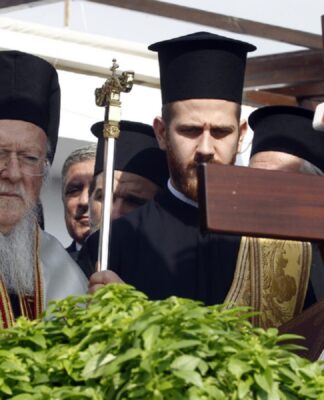 Τρισάγιο στο Μάτι τέλεσε ο Πατριάρχης Βαρθολομαίος – Οι συγκινητικές στιγμές με τον πυροσβέστη που έχασε γυναίκα και παιδί